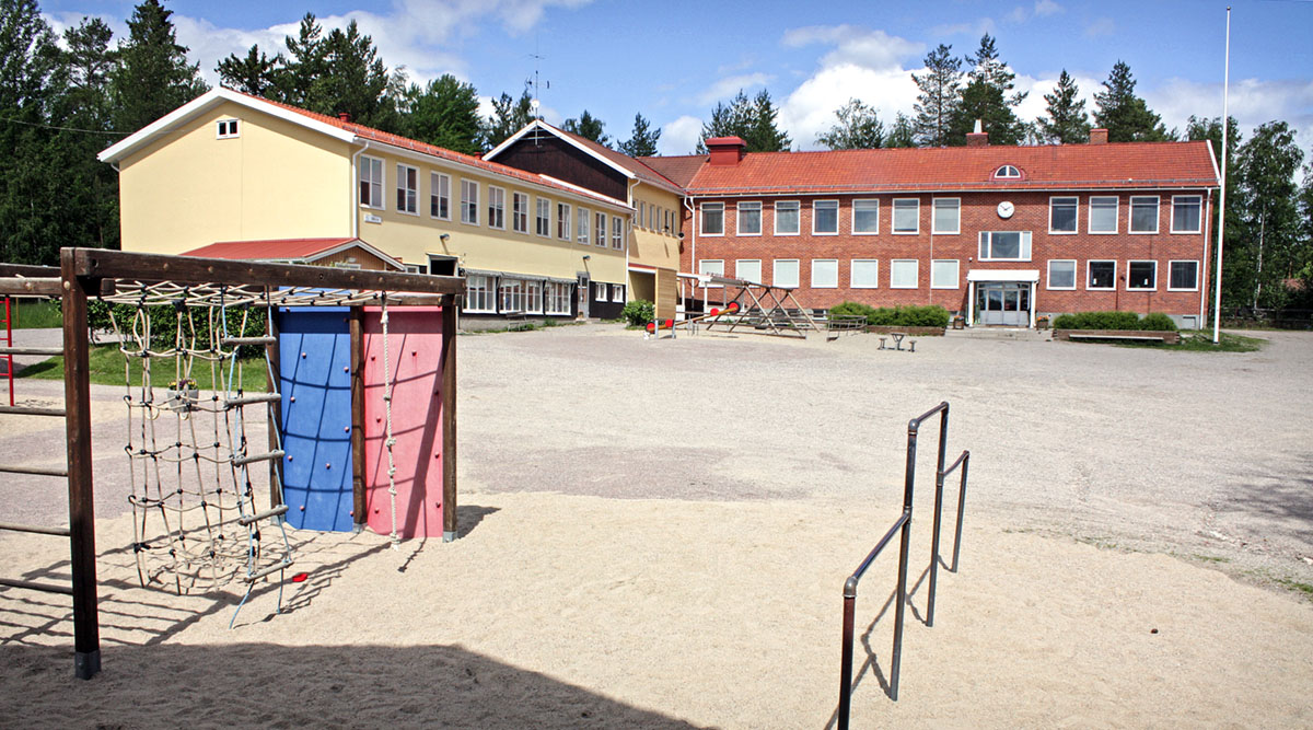 Lekställning utomhus med Rotebergs skola i bakgrunden