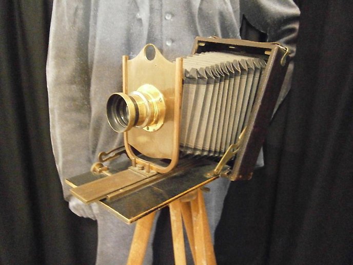 En av Lim-Johans gamla kameror ståendes på Edsbyn Museum