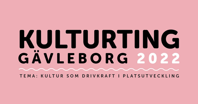 Texten "Kulturting Gävleborg 2022 - Tema: Kultur som drivkraft i platsutveckling" mot rosa bakgrund.
